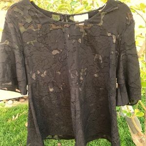 Lacey black top with rose print!🌹